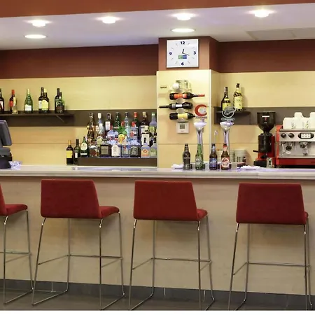 Express Airport By Ihg Hotel
