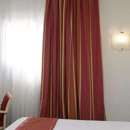 Express Airport By Ihg Hotel 3*